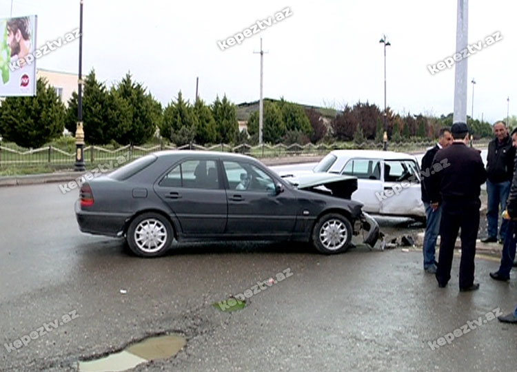 "Mercedes"in önünə çıxdı, əzildi: 2 yaralı - FOTO