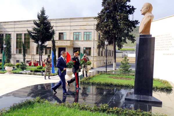 General Rövşən Əkbərov hərbçilərə mükafat verdi - FOTO