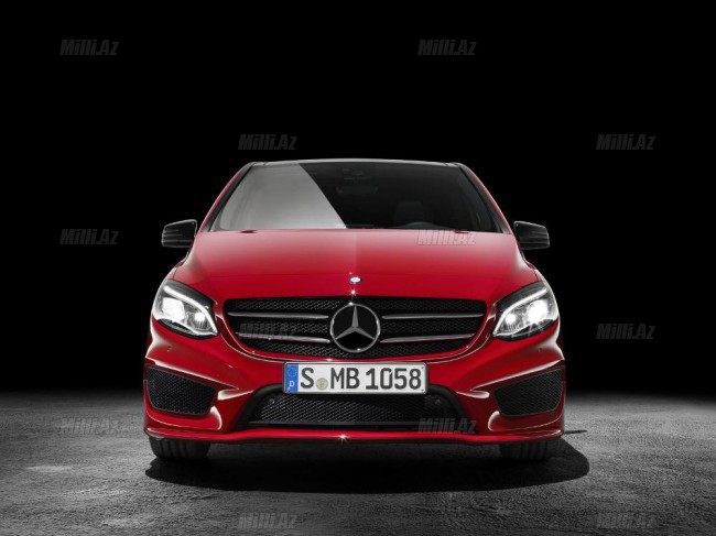 Mercedes-Benz ona əl gəzdirdi - FOTOSESSİYA