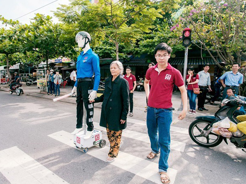 Pedestrian перевод. Помогать пешеходов Корея. Помогать пешеходов Южный Корея. Робот переводит робота через дорогу.