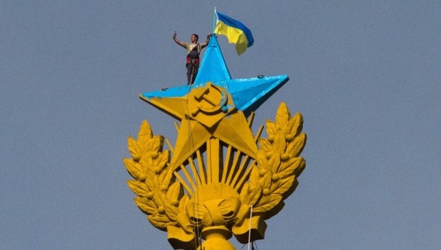 Moskva heyrət içində: Məşhur bina Ukrayna bayrağı rəngdə - FOTO