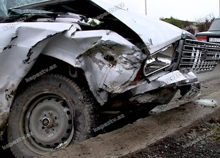 "Mercedes"in önünə çıxdı, əzildi: 2 yaralı - FOTO