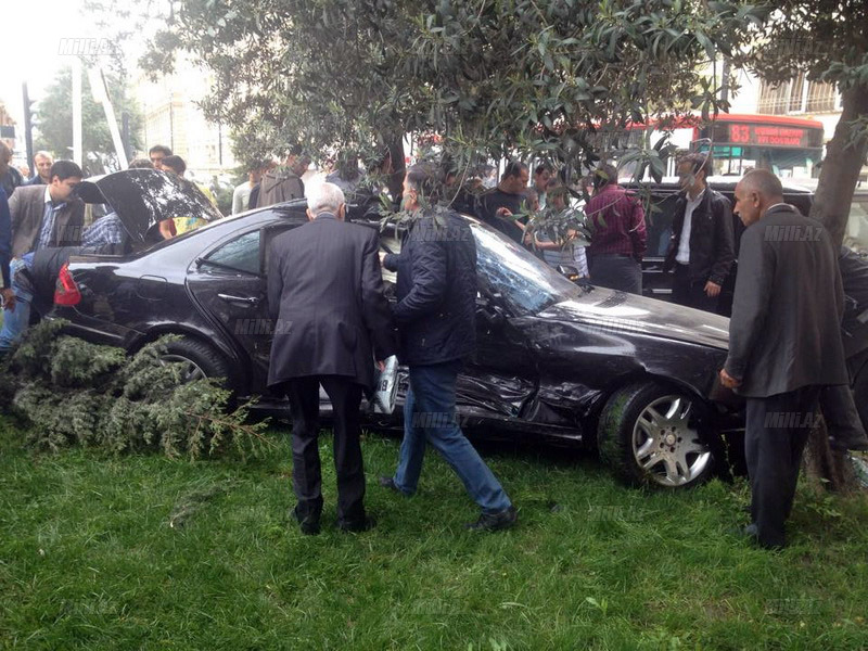 Bakıda işıqforun "zarafat"ı üç maşını parçaladı - FOTO