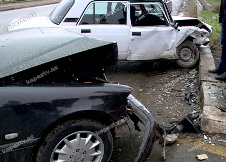 "Mercedes"in önünə çıxdı, əzildi: 2 yaralı - FOTO