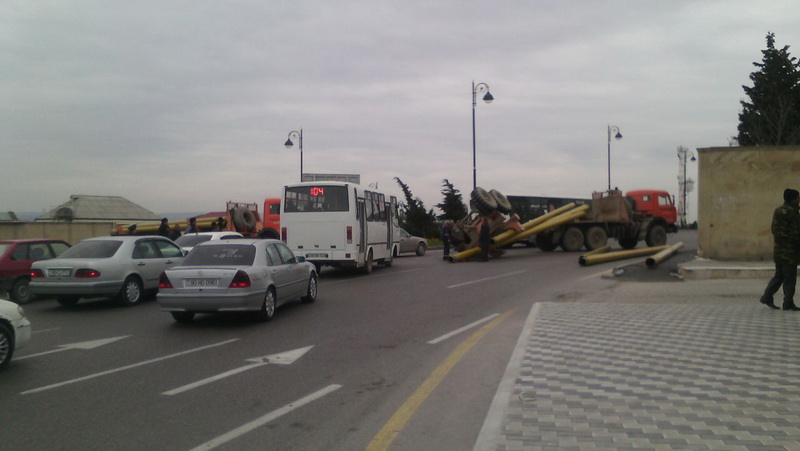 Bakıda "KamAZ" yükü ilə maşınları əzdi - FOTO