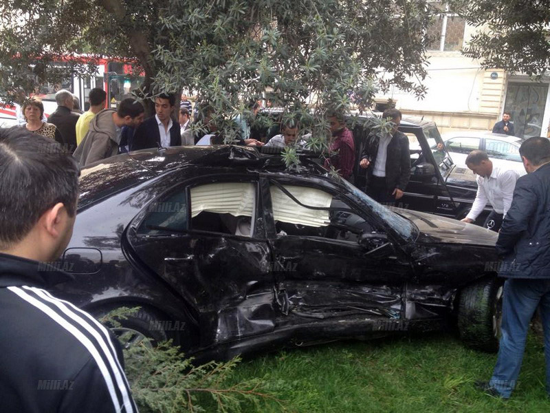 Bakıda işıqforun "zarafat"ı üç maşını parçaladı - FOTO