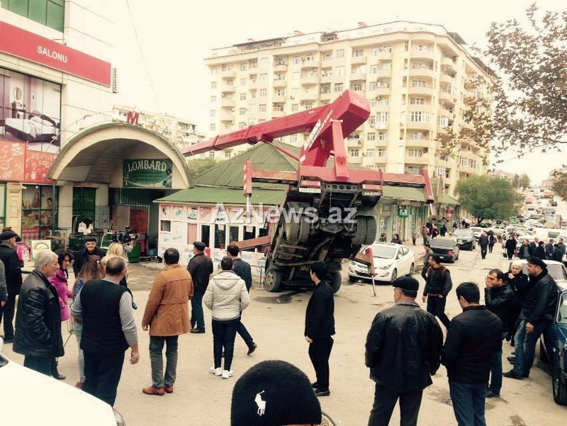 Bakıda həyəcan: kran aşdı, yaralı var - FOTO