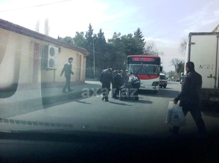 Bakıda avtobus piyadanı vurdu - FOTO