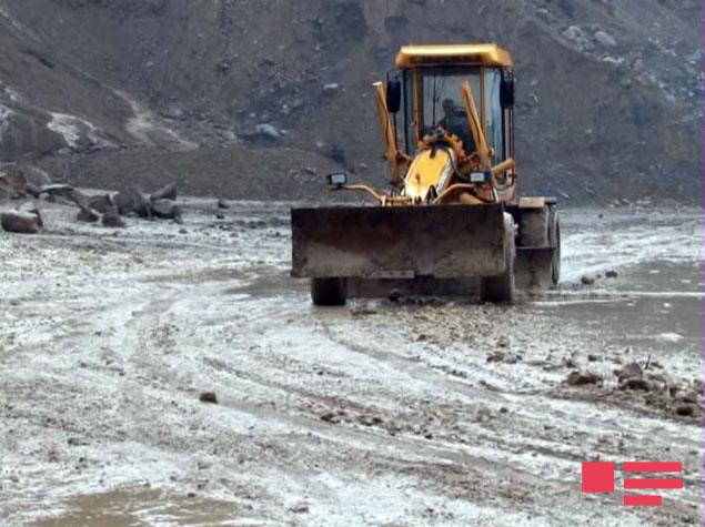 Azərbaycanda torpaq sürüşməsi olub, şossedə hərəkət çətinləşib - FOTO