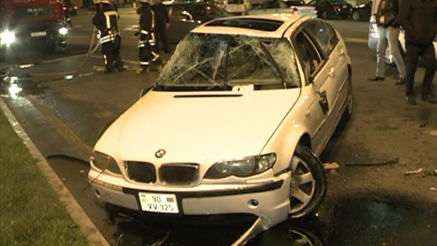 Azneft-də BMW "salto vurdu", sürücüsü yaralandı - FOTO