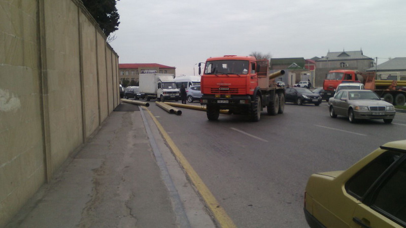 Bakıda "KamAZ" yükü ilə maşınları əzdi - FOTO