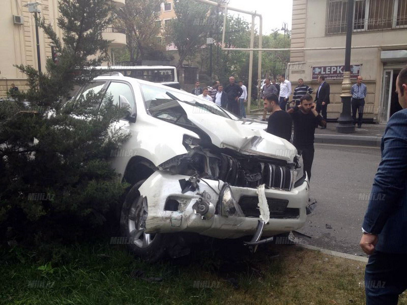 Bakıda işıqforun "zarafat"ı üç maşını parçaladı - FOTO