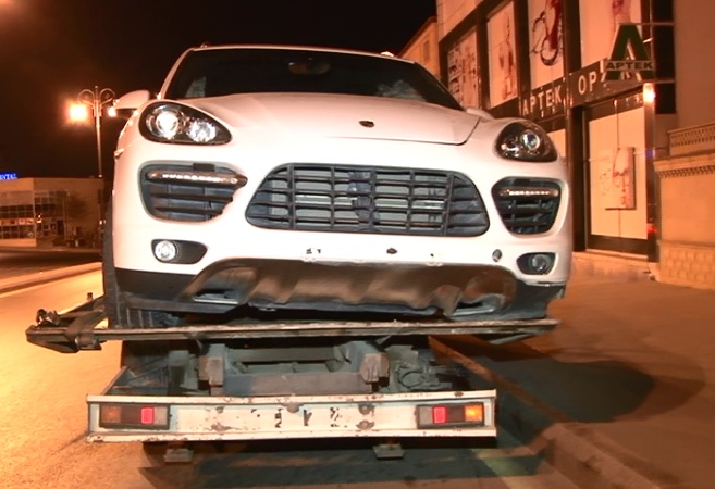 Bakıda toydan qayıdan sürücü qəza törətdi, "Porsche"ni qoyub qaçdı - FOTO