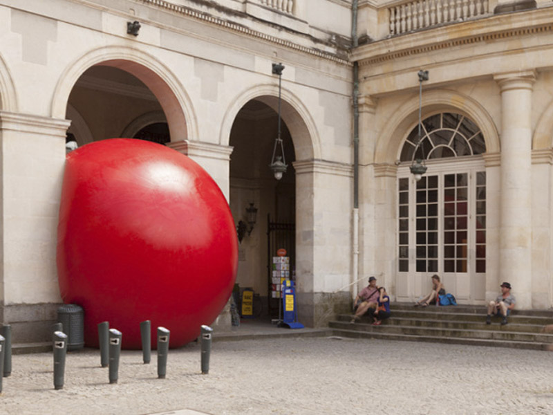 4 в огромном шаре. Надувные инсталляции. Шары инсталляция. Огромный красный шар. Гигантский мяч красный.