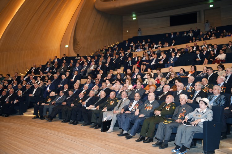 Mehriban Əliyeva "Hədəf Bakıdır. Hitler neft uğrunda döyüşü necə uduzdu" filminin təqdimat mərasimində iştirak edib - FOTO