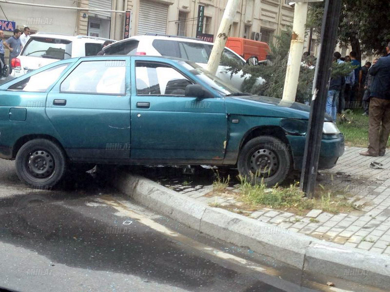 Bakıda işıqforun "zarafat"ı üç maşını parçaladı - FOTO