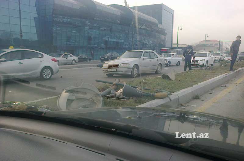 Bakıda "Lexus" əvvəl dirəyə çırpıldı, aşdı, yolu bağladı - YENİLƏNİB - FOTO