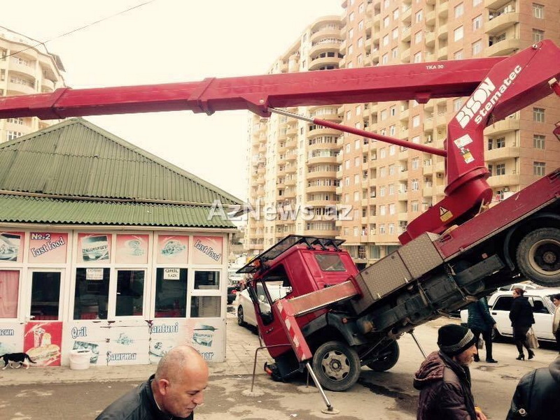 Bakıda həyəcan: kran aşdı, yaralı var - FOTO