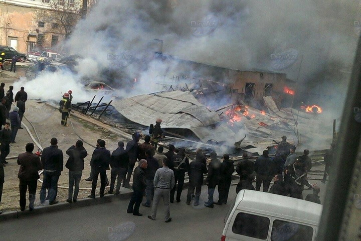 Tbilisi prospektində güclü yanğın: yarımtikili alovlandı, 9 maşın külə döndü - YENİLƏNİB - FOTO - VİDEO