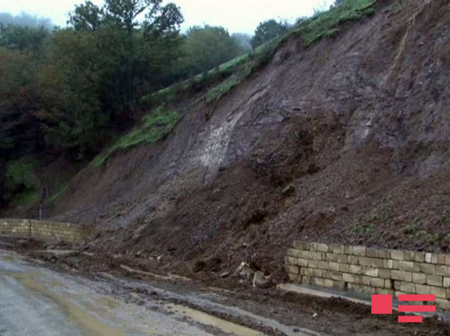 Azərbaycanda torpaq sürüşməsi olub, şossedə hərəkət çətinləşib - FOTO