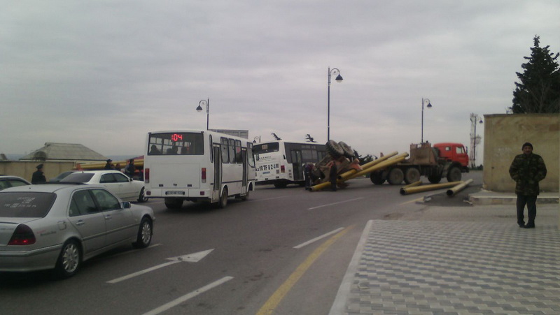 Bakıda "KamAZ" yükü ilə maşınları əzdi - FOTO