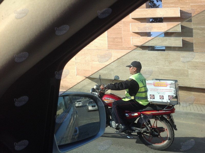 Bakıda yol polisi pizza daşıyana ağır cəza verdi - FOTO