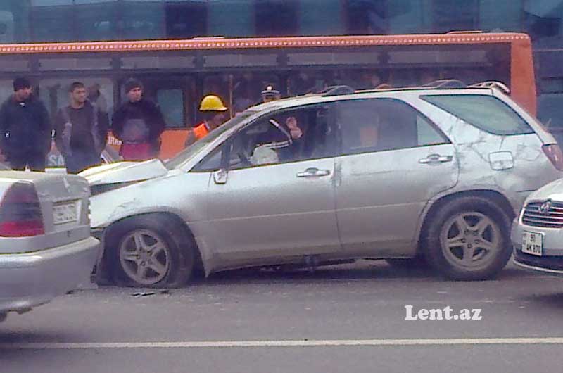 Bakıda "Lexus" əvvəl dirəyə çırpıldı, aşdı, yolu bağladı - YENİLƏNİB - FOTO