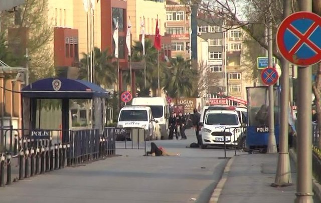 İstanbulda polis məntəqəsinə silahlı hücum: ölən və yaralanan var - YENİLƏNİB - VİDEO - FOTO