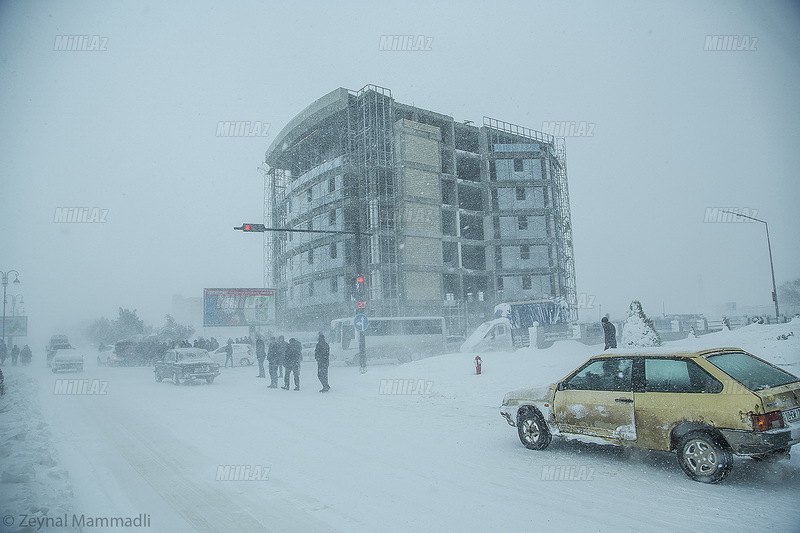 Gənclər şəhəri ağ libas geyindi - FOTOSESSİYA