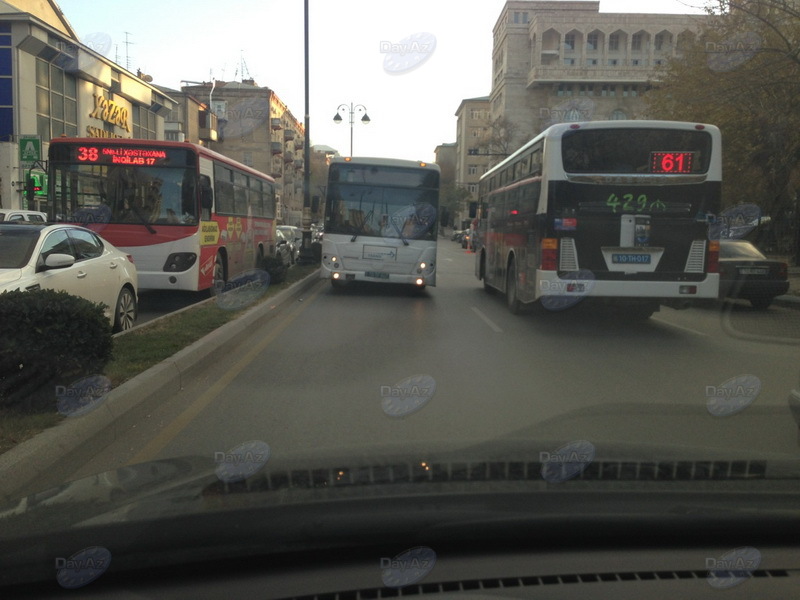 Bakıda sürücü avtobusu çıxılmaz vəziyyətə saldı - FOTO