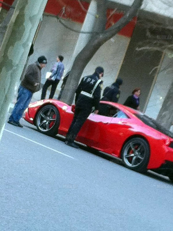 Bakıda yol polisi "Ferrari"ni saxladı - FOTO