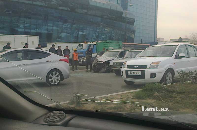 Bakıda "Lexus" əvvəl dirəyə çırpıldı, aşdı, yolu bağladı - YENİLƏNİB - FOTO