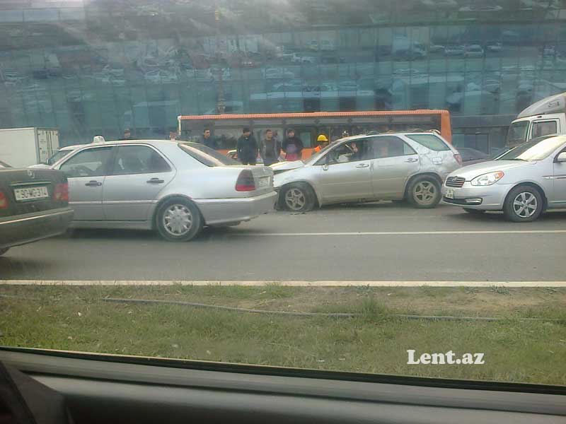 Bakıda "Lexus" əvvəl dirəyə çırpıldı, aşdı, yolu bağladı - YENİLƏNİB - FOTO