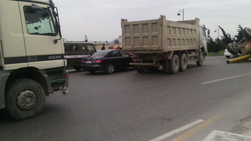 Bakıda "KamAZ" yükü ilə maşınları əzdi - FOTO