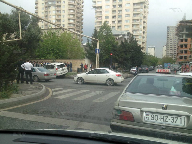 Bakıda işıqforun "zarafat"ı üç maşını parçaladı - FOTO