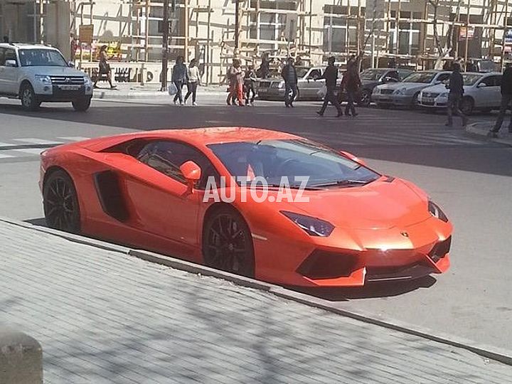 Bakıda nömrəsiz gəzən yarım milyonluq "Lamborghini" - FOTOSESSİYA