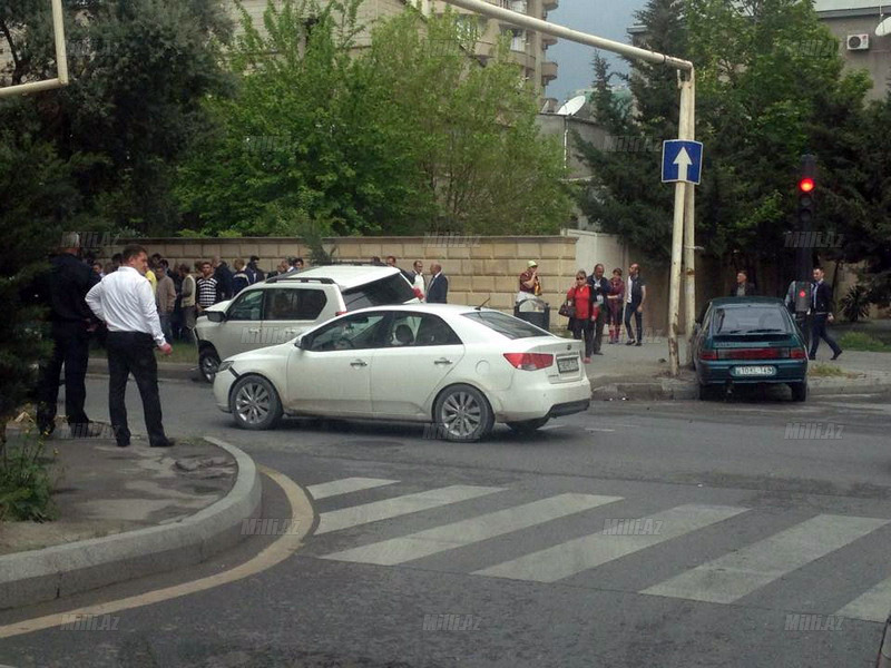 Bakıda işıqforun "zarafat"ı üç maşını parçaladı - FOTO