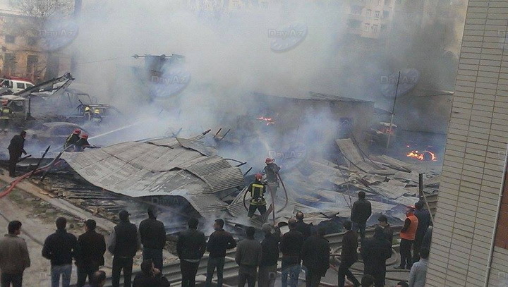 Tbilisi prospektində güclü yanğın: yarımtikili alovlandı, 9 maşın külə döndü - YENİLƏNİB - FOTO - VİDEO