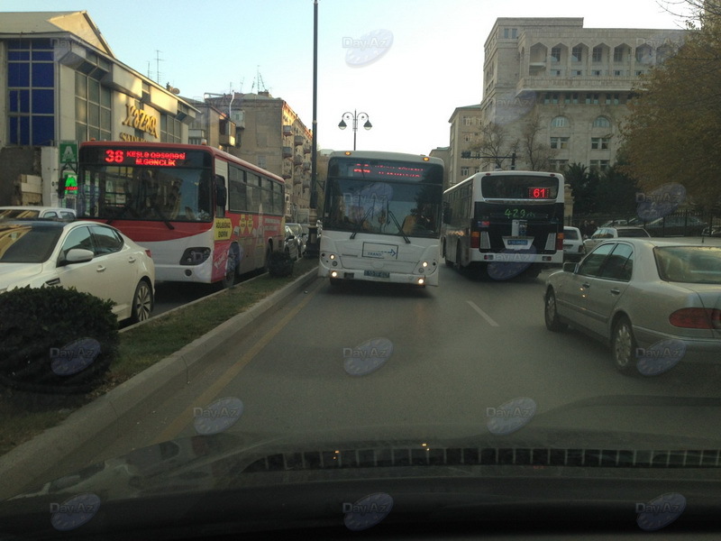 Bakıda sürücü avtobusu çıxılmaz vəziyyətə saldı - FOTO