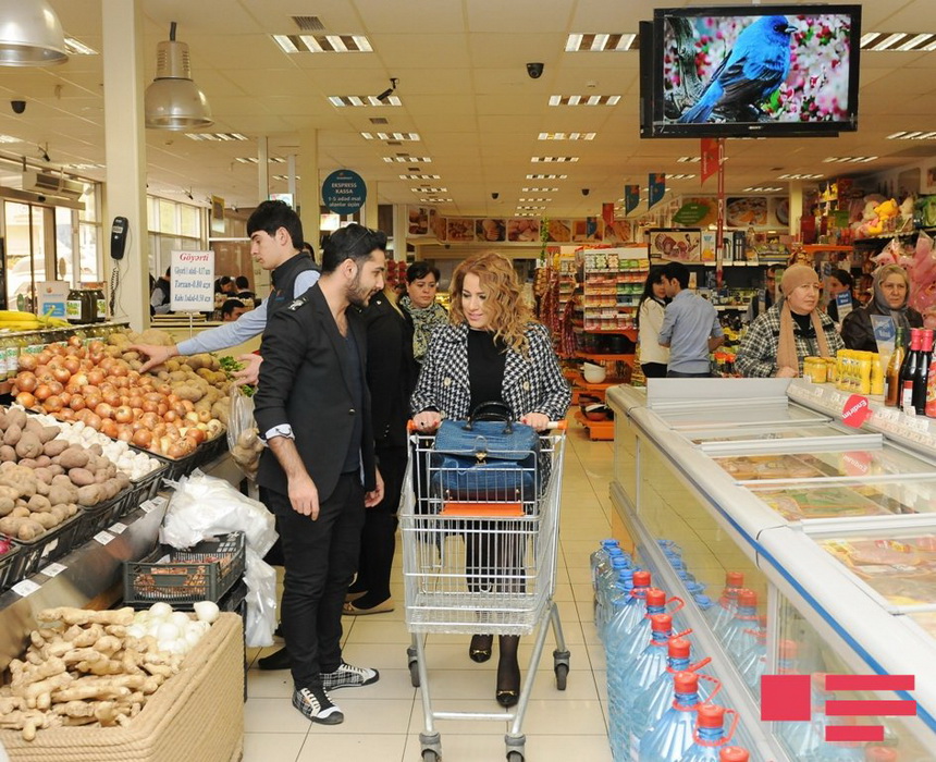 Lalə Məmmədova 40 manat ziyana düşdü: "Balina çörəyi..." - FOTO