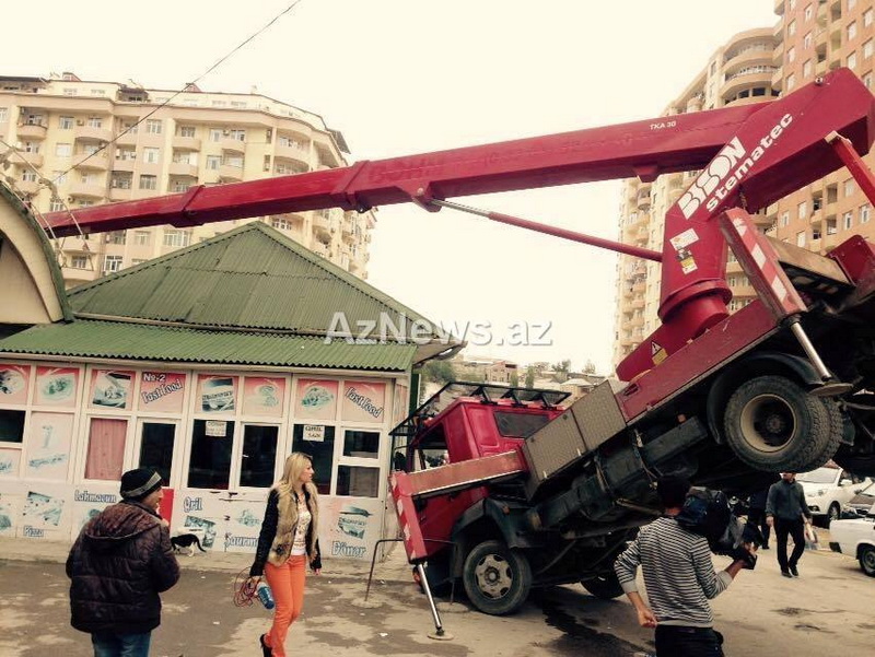 Bakıda həyəcan: kran aşdı, yaralı var - FOTO