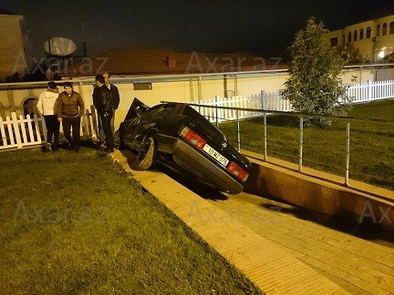 Bakıda qəza törədən avtomobil piyada yoluna düşüb - FOTO