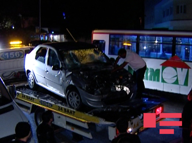 Bakıda minik maşını avtobusa çırpıldı, yaralı var - FOTO