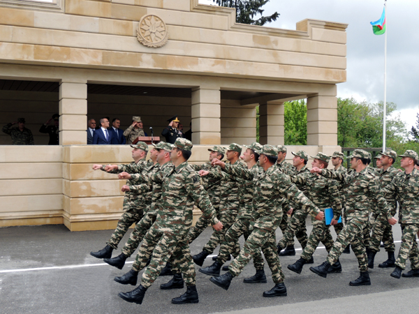 General Rövşən Əkbərov hərbçilərə mükafat verdi - FOTO