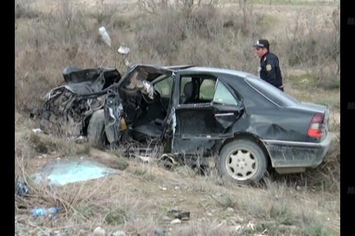 "Mercedes"lə "07" toqquşdu: 1 ölü, 1 ağır yaralı - YENİLƏNİB - FOTO