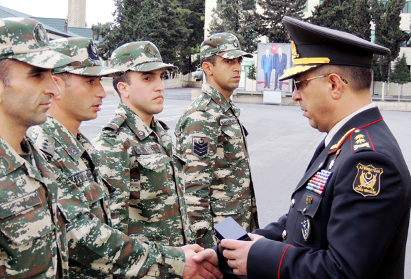 General Rövşən Əkbərov hərbçilərə mükafat verdi - FOTO