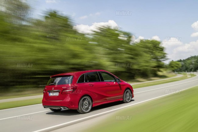 Mercedes-Benz ona əl gəzdirdi - FOTOSESSİYA