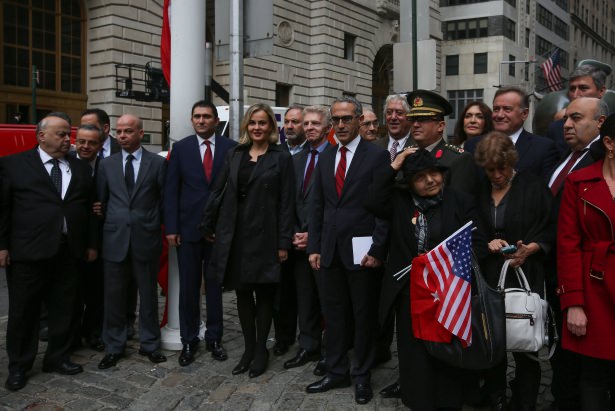 Bayrağı qaldırdı - üzr istədi - FOTO