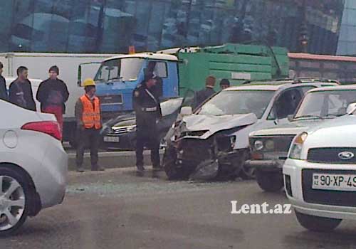 Bakıda "Lexus" əvvəl dirəyə çırpıldı, aşdı, yolu bağladı - YENİLƏNİB - FOTO