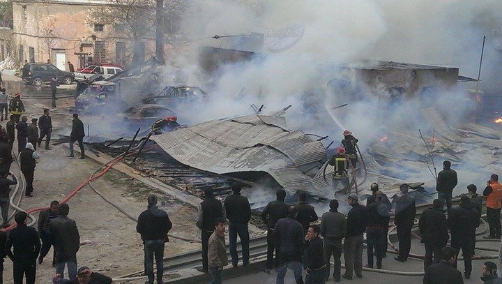 Tbilisi prospektində güclü yanğın: yarımtikili alovlandı, 9 maşın külə döndü - YENİLƏNİB - FOTO - VİDEO